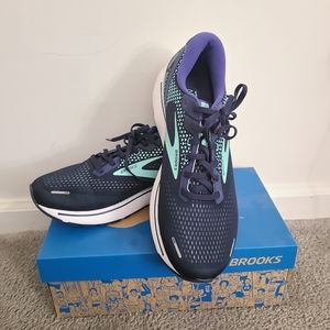 NWT Brooks Size 13 W